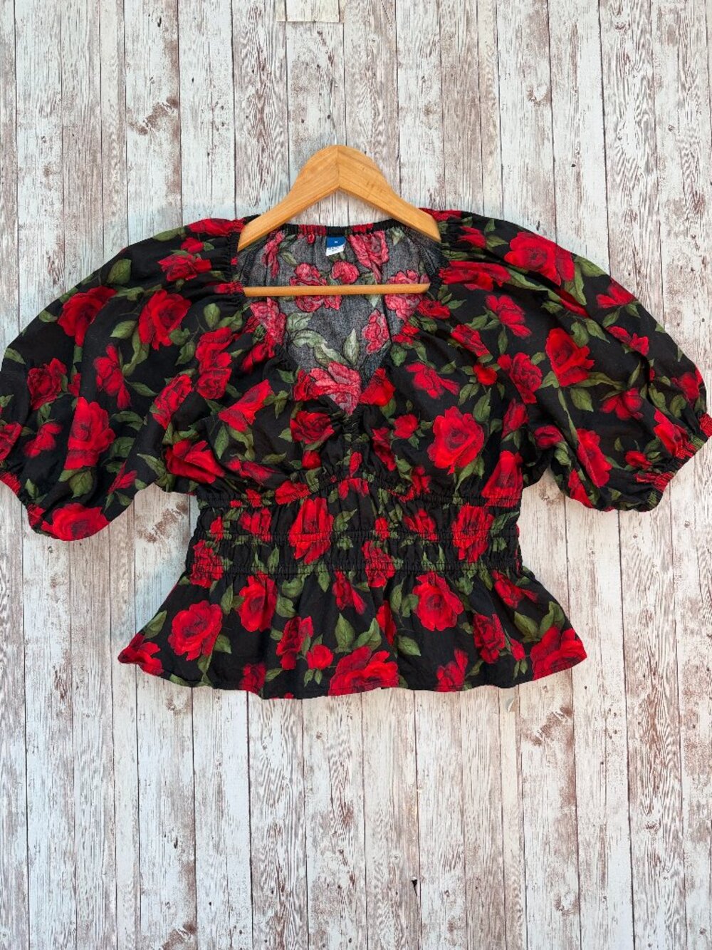 Old Navy Women's Puff Sleeve Blouse sz Medium Smocked Waist Black Red Rose Print